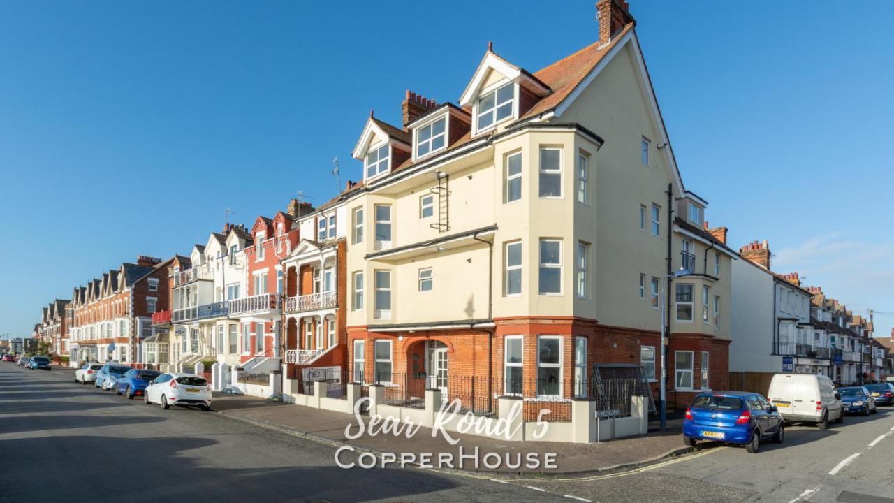 Beautiful Apartments On The Sea Front - Sea Road 5 Филикстоу Экстерьер фото